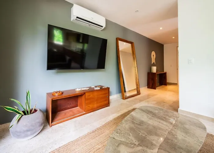 2br Retreat Rooftop Pool Gym Movie Theatre