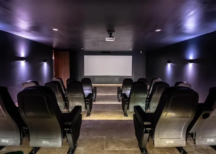 2br Retreat Rooftop Pool Gym Movie Theatre Apartment *