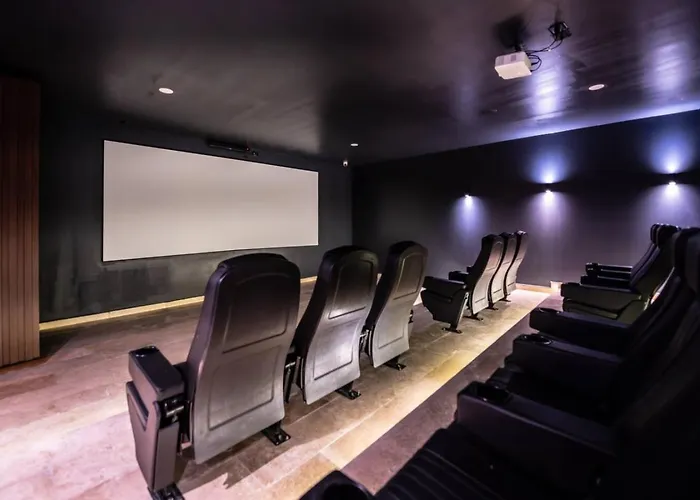 2br Retreat Rooftop Pool Gym Movie Theatre